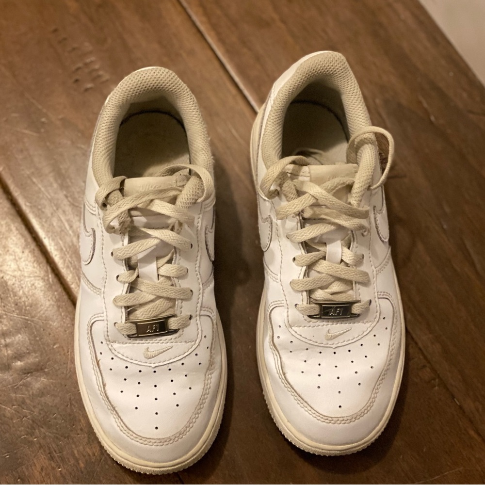 Kids Nike Air Force 1’s   Good preowned condition. Little Kids size 1.5